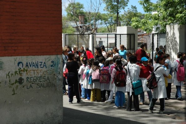 Vaikai prie mokyklos