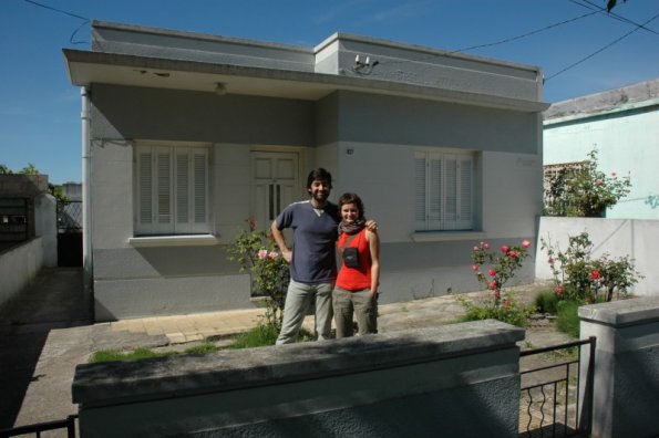 Giedre ir Nicolas prie jo namu