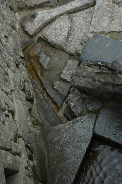 Vandentiekis, kuriuo geriamas vanduo atiteka is naturaliu saltiniu kalnu virsunese