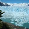 Ledynas sliauzia tarp dvieju kalnu. Vidurine dalis pajuda po 2 metrus per diena.